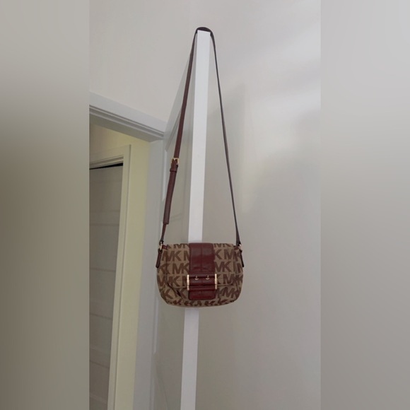 I’m selling a cross body Michael Kors purse. I love this purse and the design. - Picture 1 of 5
